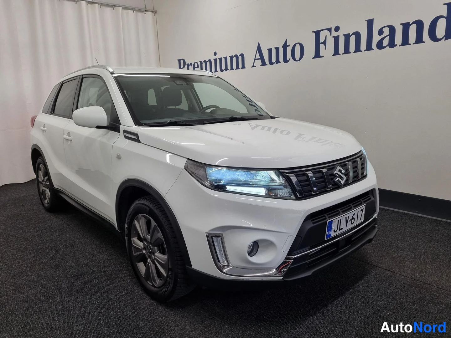 Valkoinen Suzuki Vitara 2021, etuviisto, keula oikealle, kuva 2