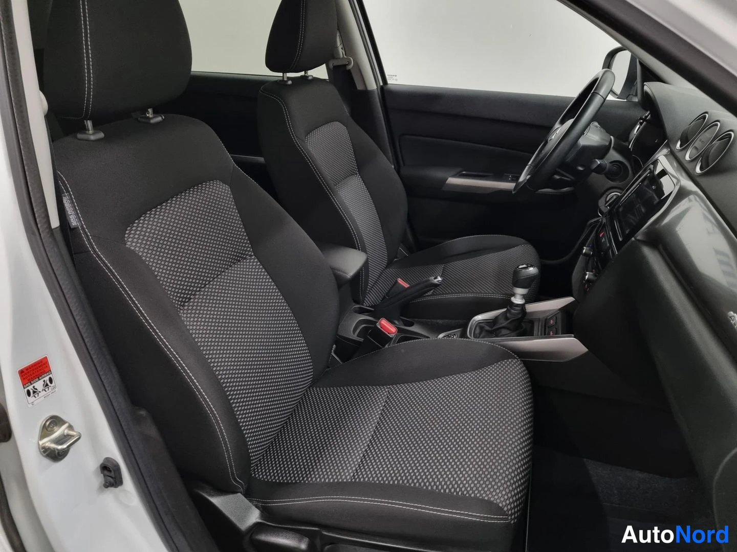 Valkoinen Suzuki Vitara 2021, ohjaamo, kuva 9