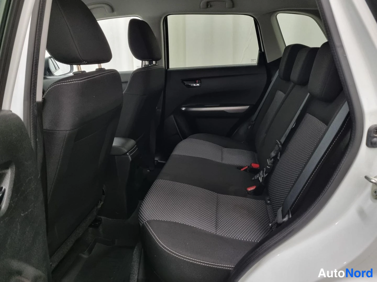 Valkoinen Suzuki Vitara 2021, ohjaamo, kuva 10