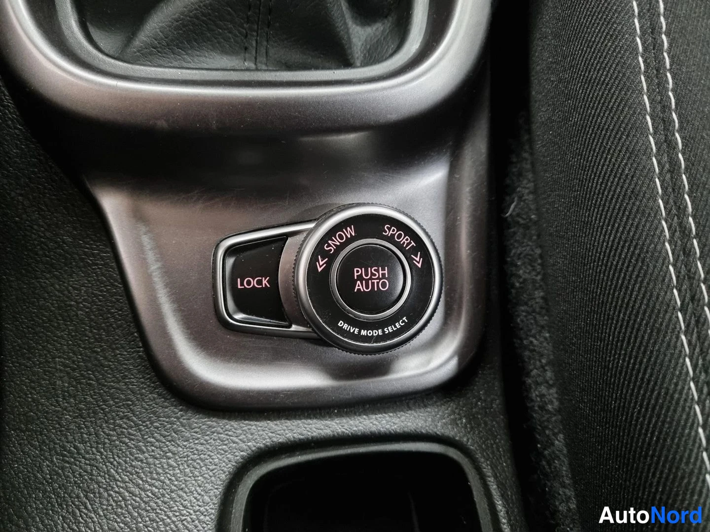 Valkoinen Suzuki Vitara 2021, yksityiskohta, kuva 15