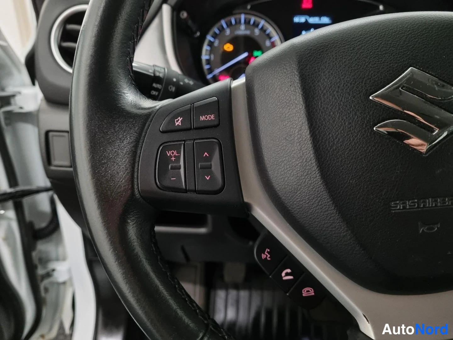 Valkoinen Suzuki Vitara 2021, yksityiskohta, kuva 20
