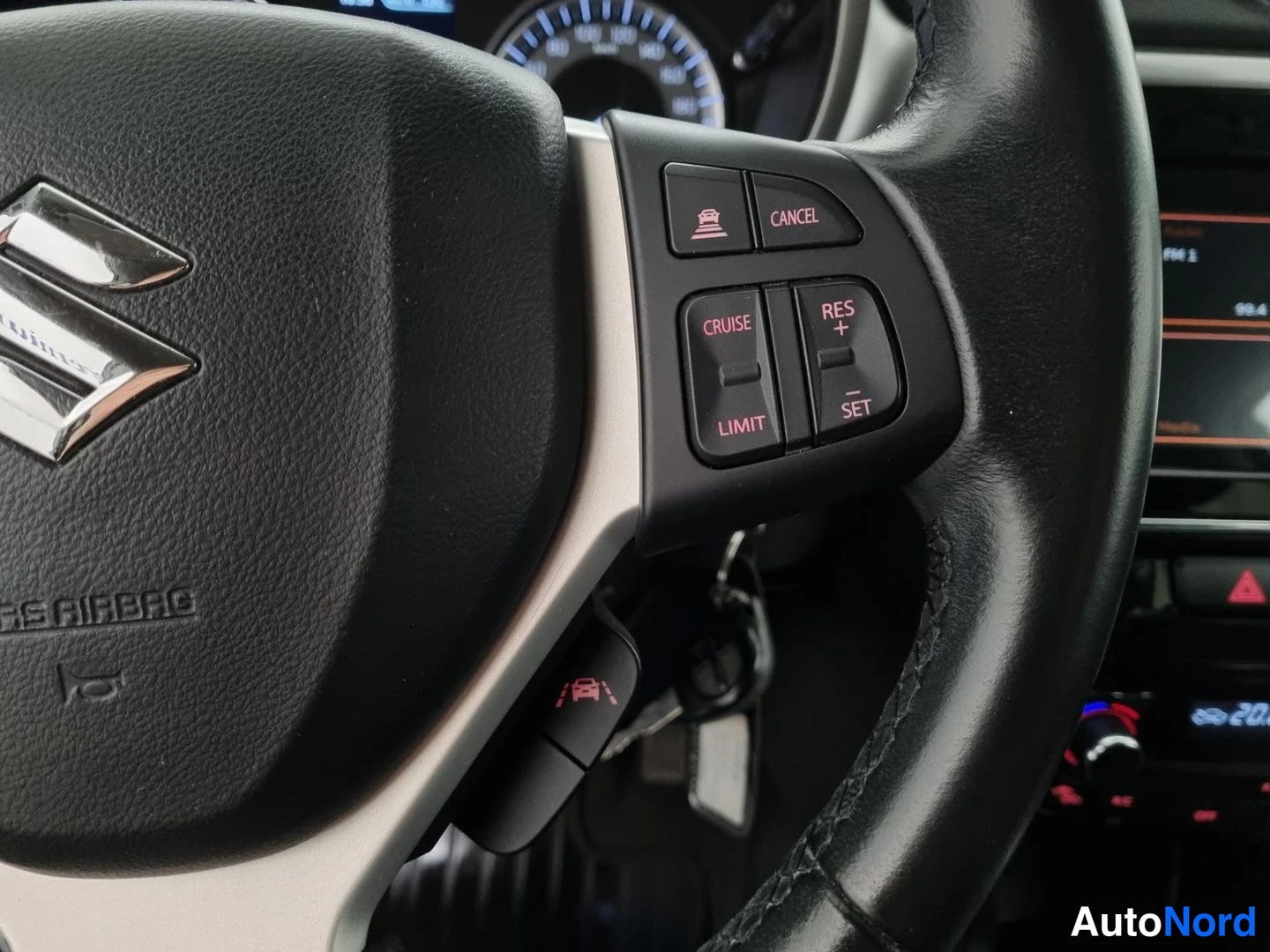 Valkoinen Suzuki Vitara 2021, yksityiskohta, kuva 17