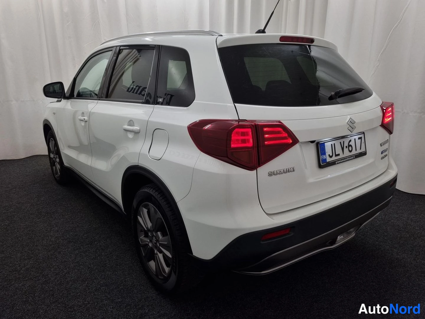 Valkoinen Suzuki Vitara 2021, takaviisto, kuva 4