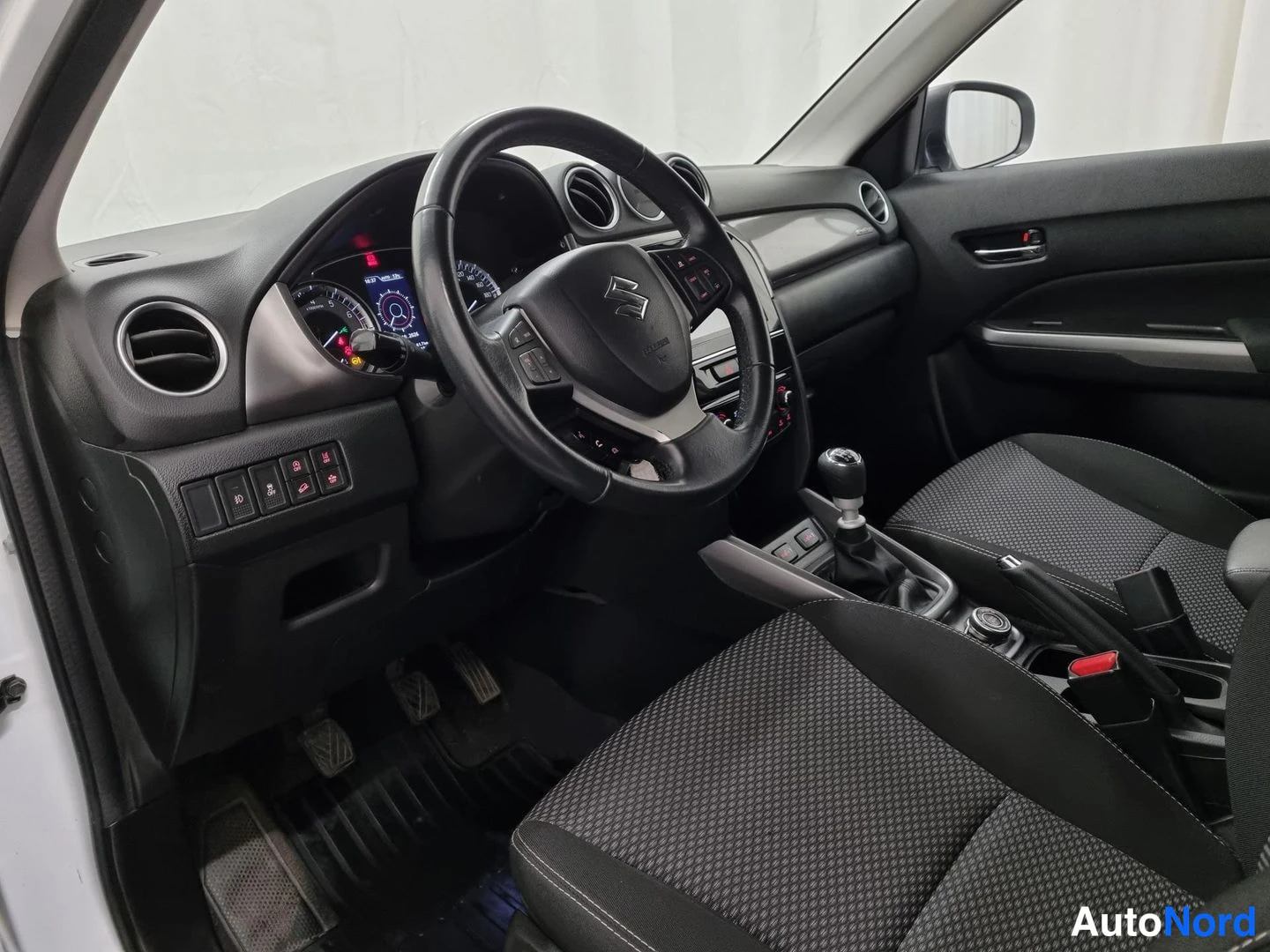Valkoinen Suzuki Vitara 2021, ohjaamo, kuva 5