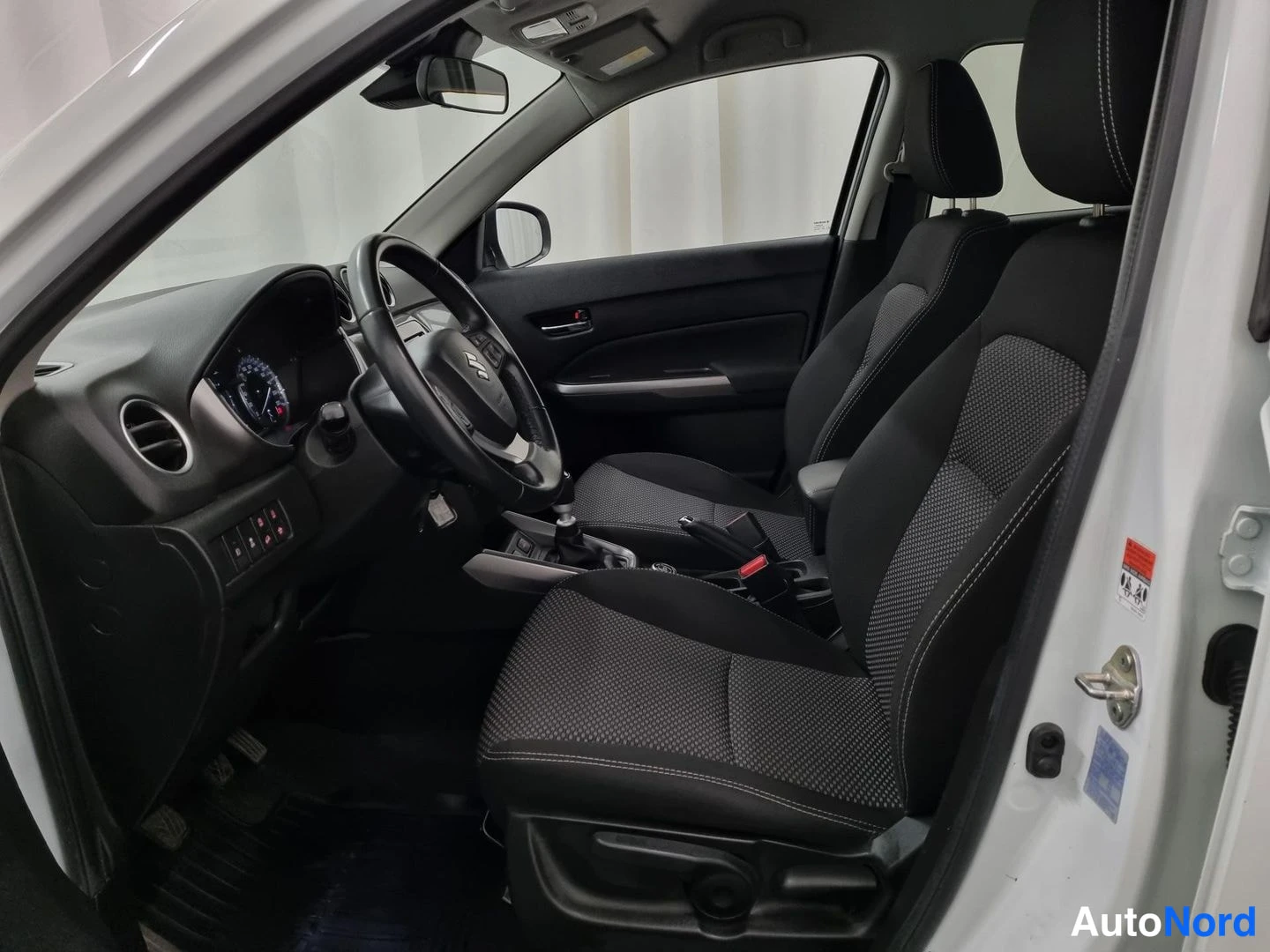 Valkoinen Suzuki Vitara 2021, etuistuimet, kuva 11