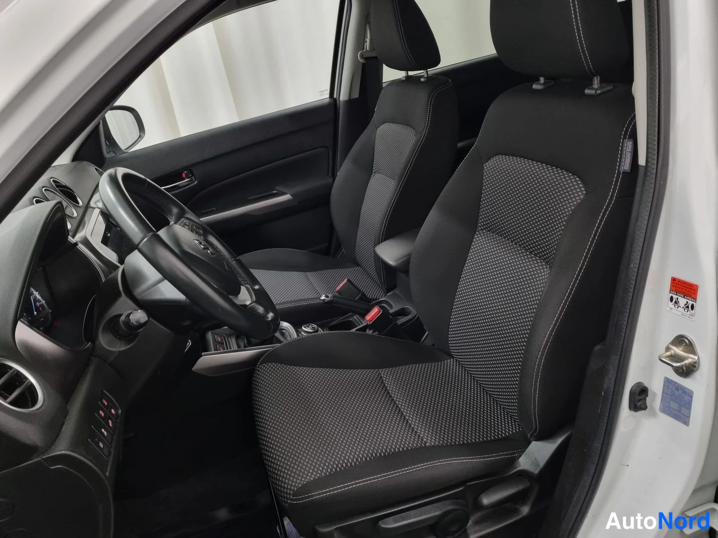 Valkoinen Suzuki Vitara 2021, etuistuimet, kuva 12