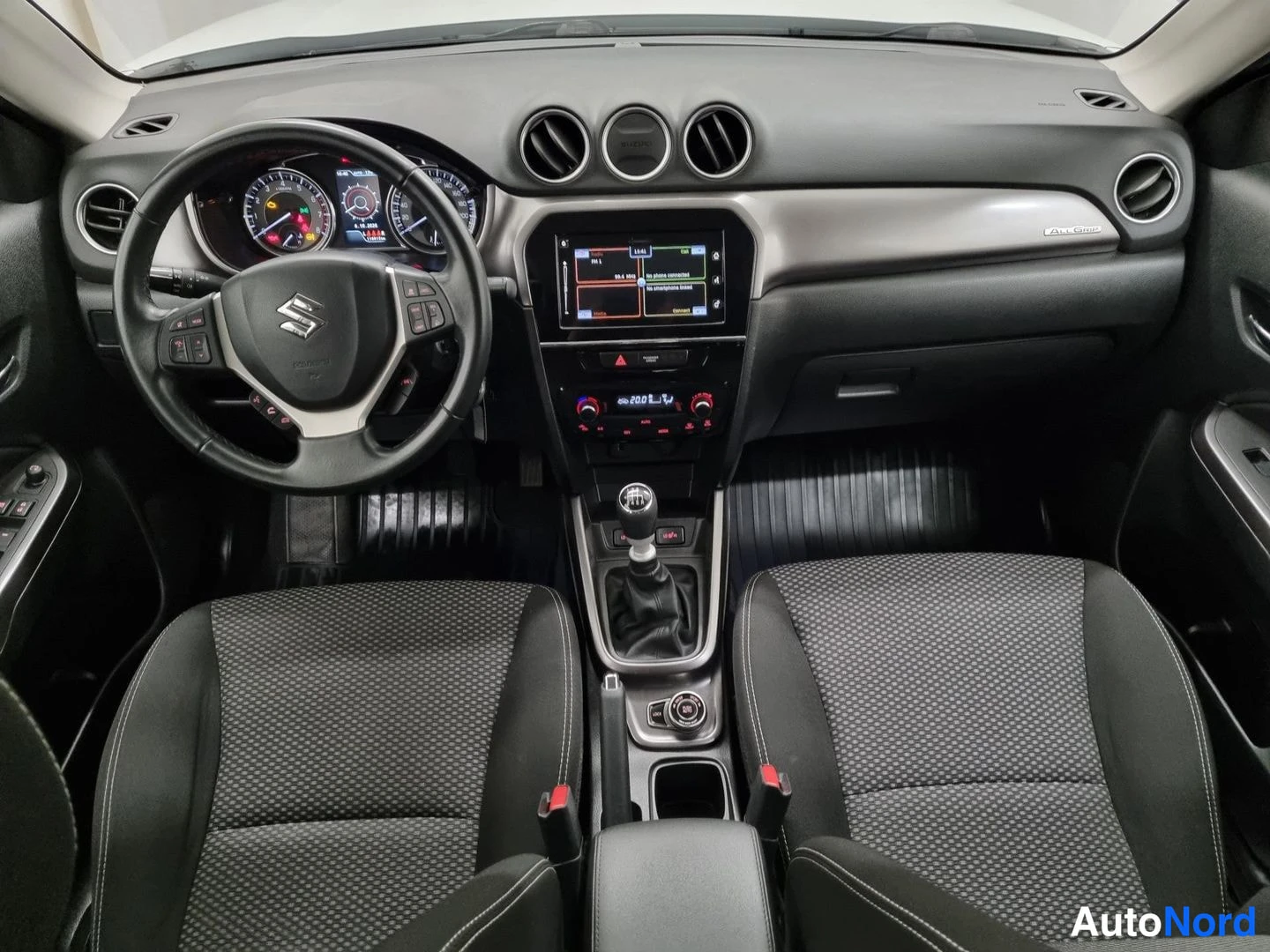 Valkoinen Suzuki Vitara 2021, ohjaamo, kuva 6