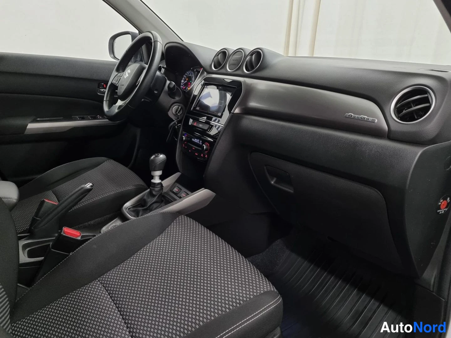 Valkoinen Suzuki Vitara 2021, ohjaamo, kuva 7