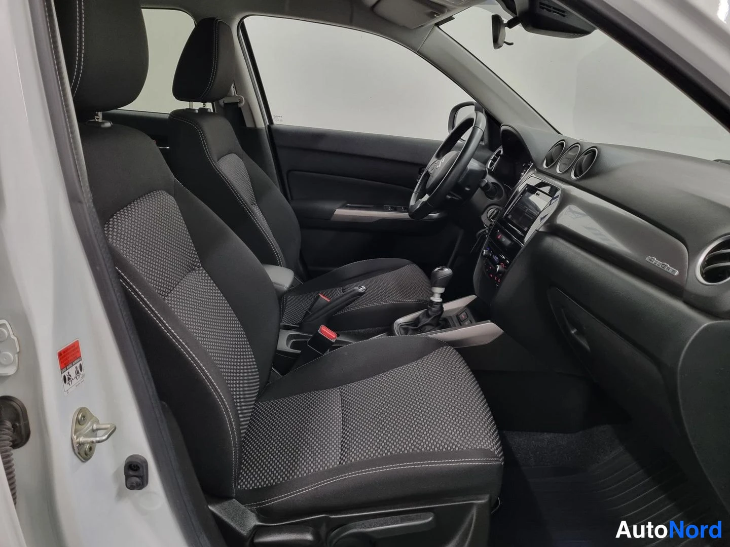Valkoinen Suzuki Vitara 2021, ohjaamo, kuva 8