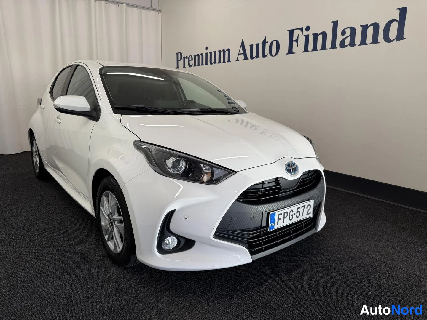 Valkoinen Toyota Yaris 2022, etuviisto, keula vasemmalle, kuva 2