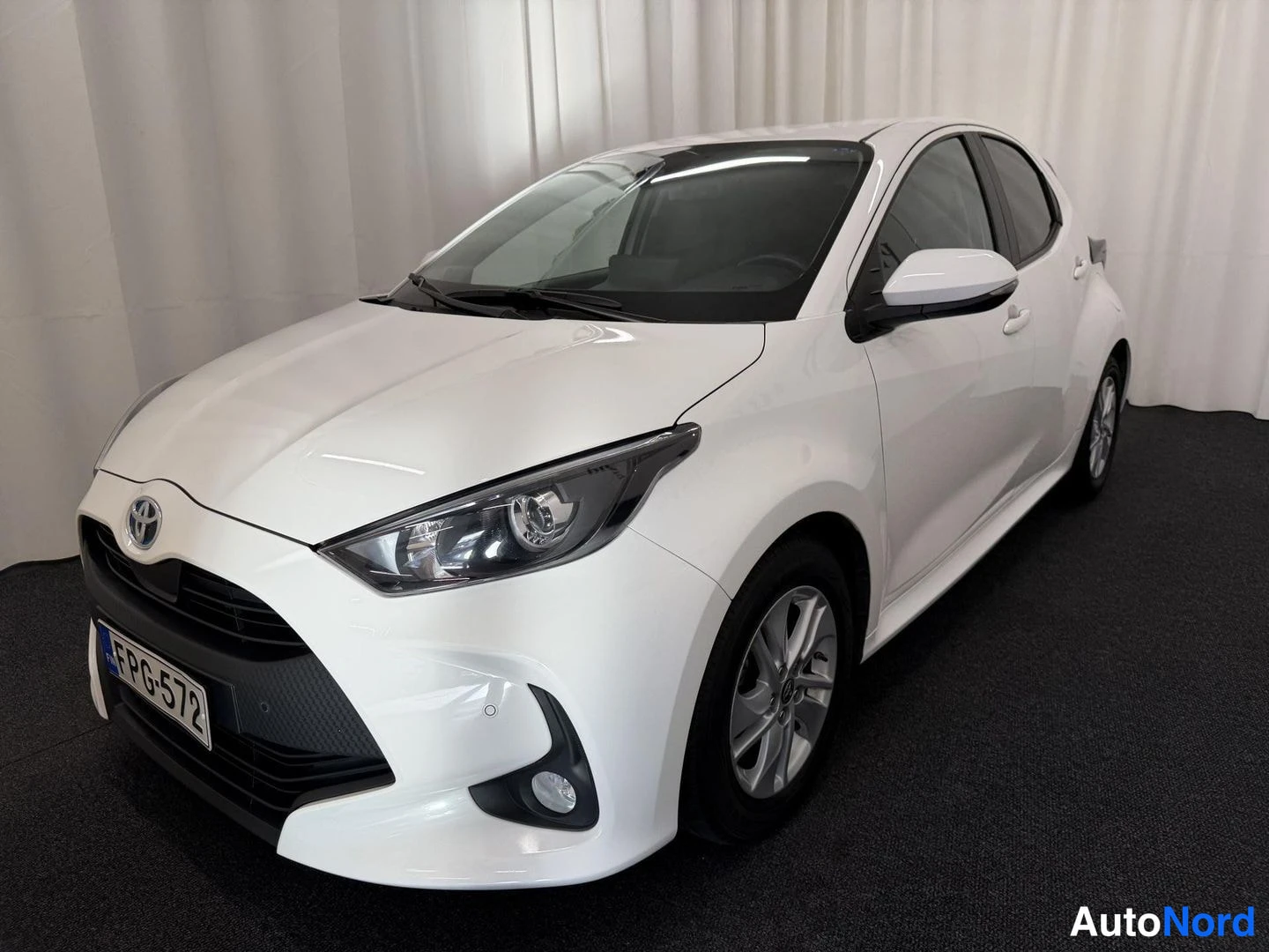 Valkoinen Toyota Yaris 2022, etuviisto, keula vasemmalle, kuva 3