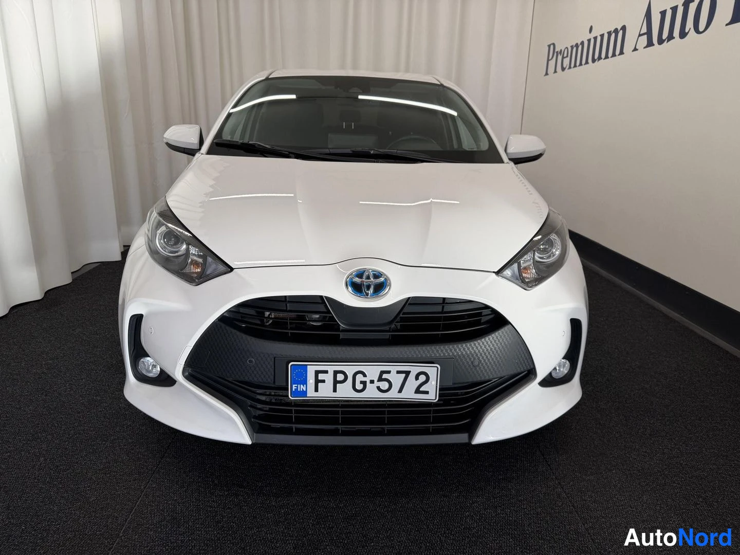 Valkoinen Toyota Yaris 2022, edestä, kuva 4