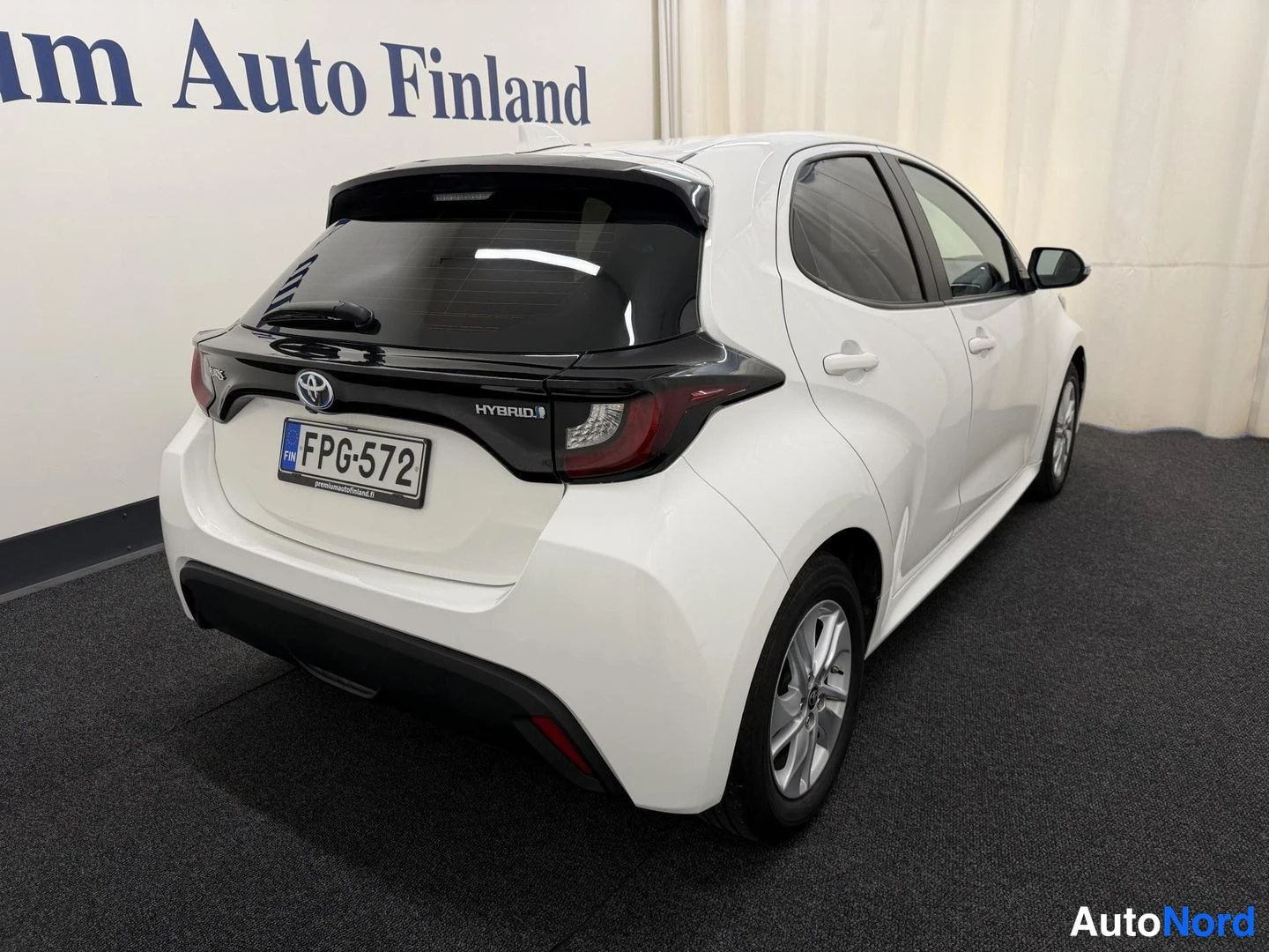 Valkoinen Toyota Yaris 2022, takaviisto, kuva 5