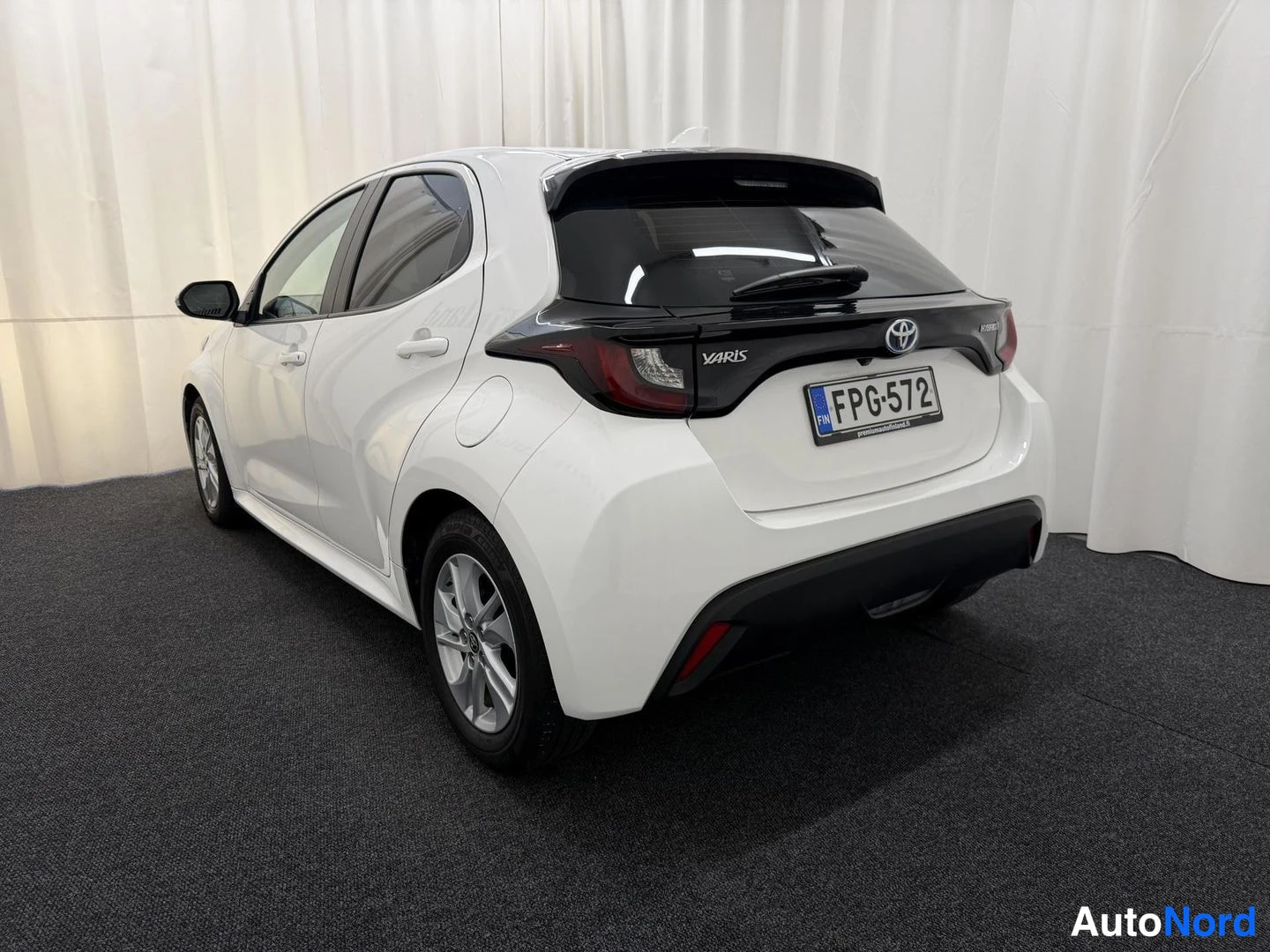 Valkoinen Toyota Yaris 2022, takaviisto, kuva 6