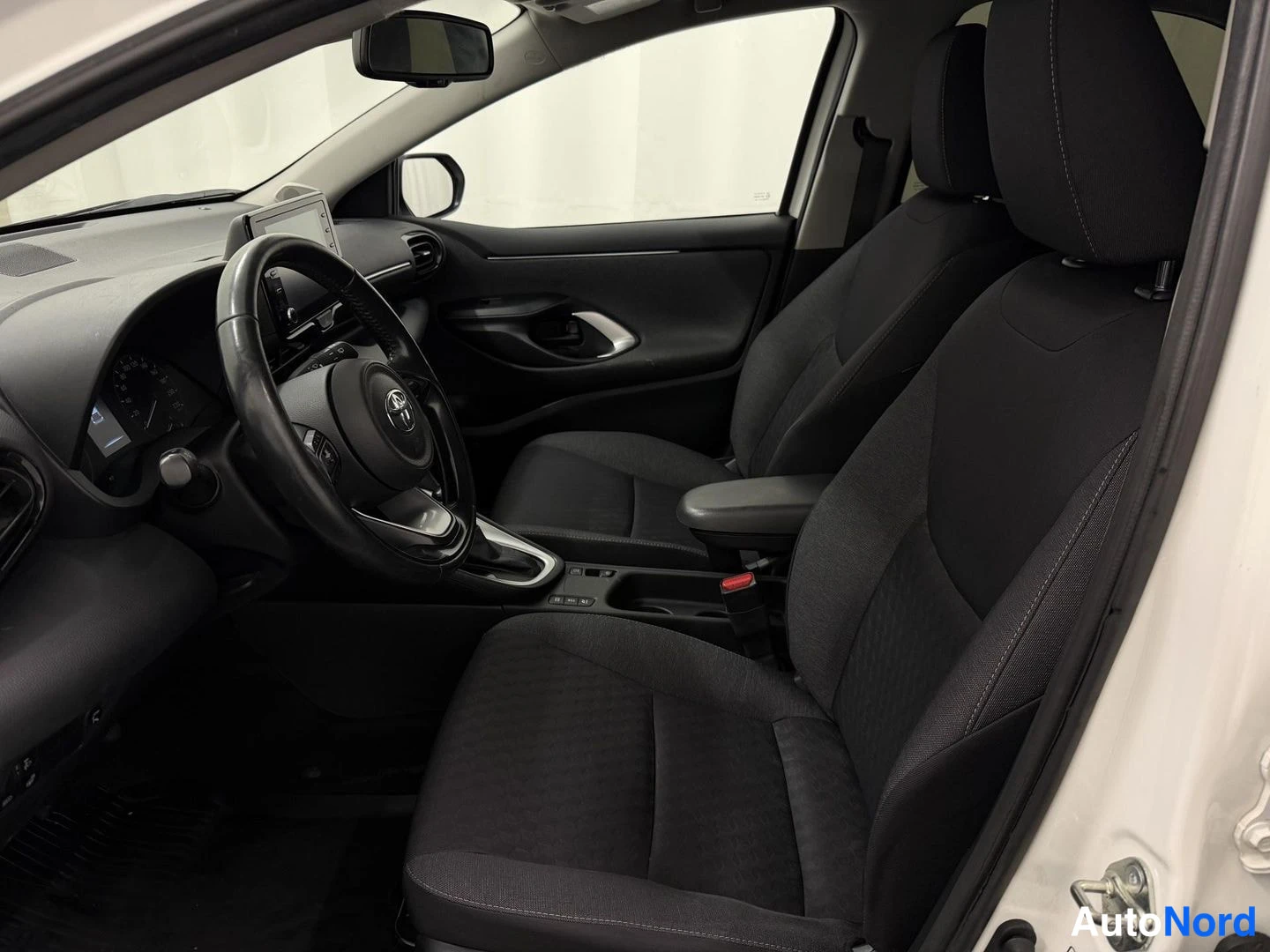 Valkoinen Toyota Yaris 2022, etuistuimet, kuva 8