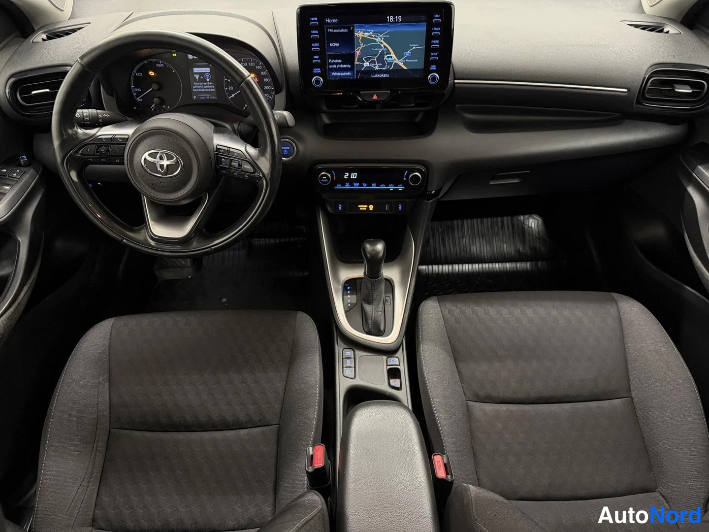 Valkoinen Toyota Yaris 2022, ohjaamo, kuva 7