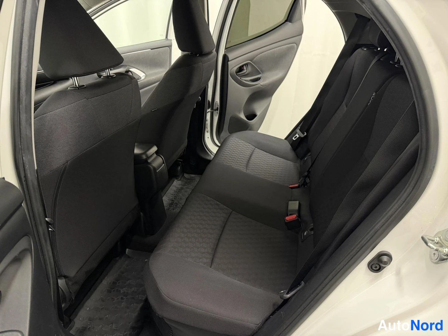 Valkoinen Toyota Yaris 2022, takaistuimet, kuva 9