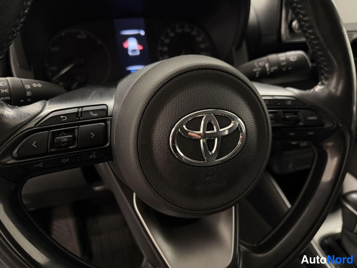 Valkoinen Toyota Yaris 2022, yksityiskohta, kuva 11