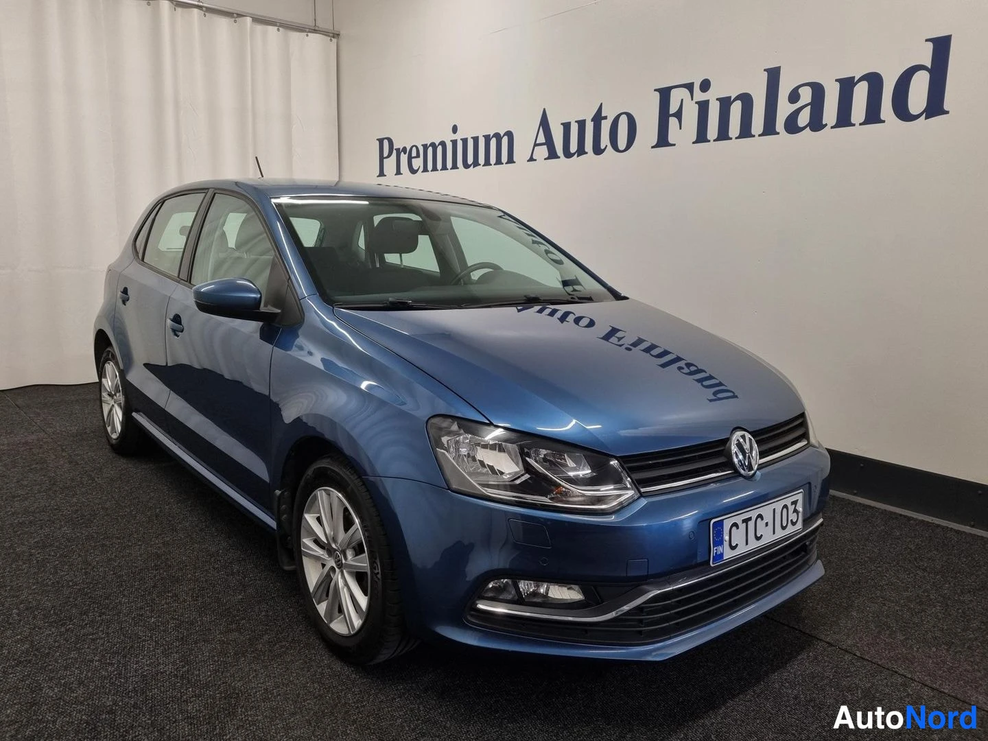 Sininen Volkswagen Polo 2015, etuviisto, keula oikealle, kuva 2