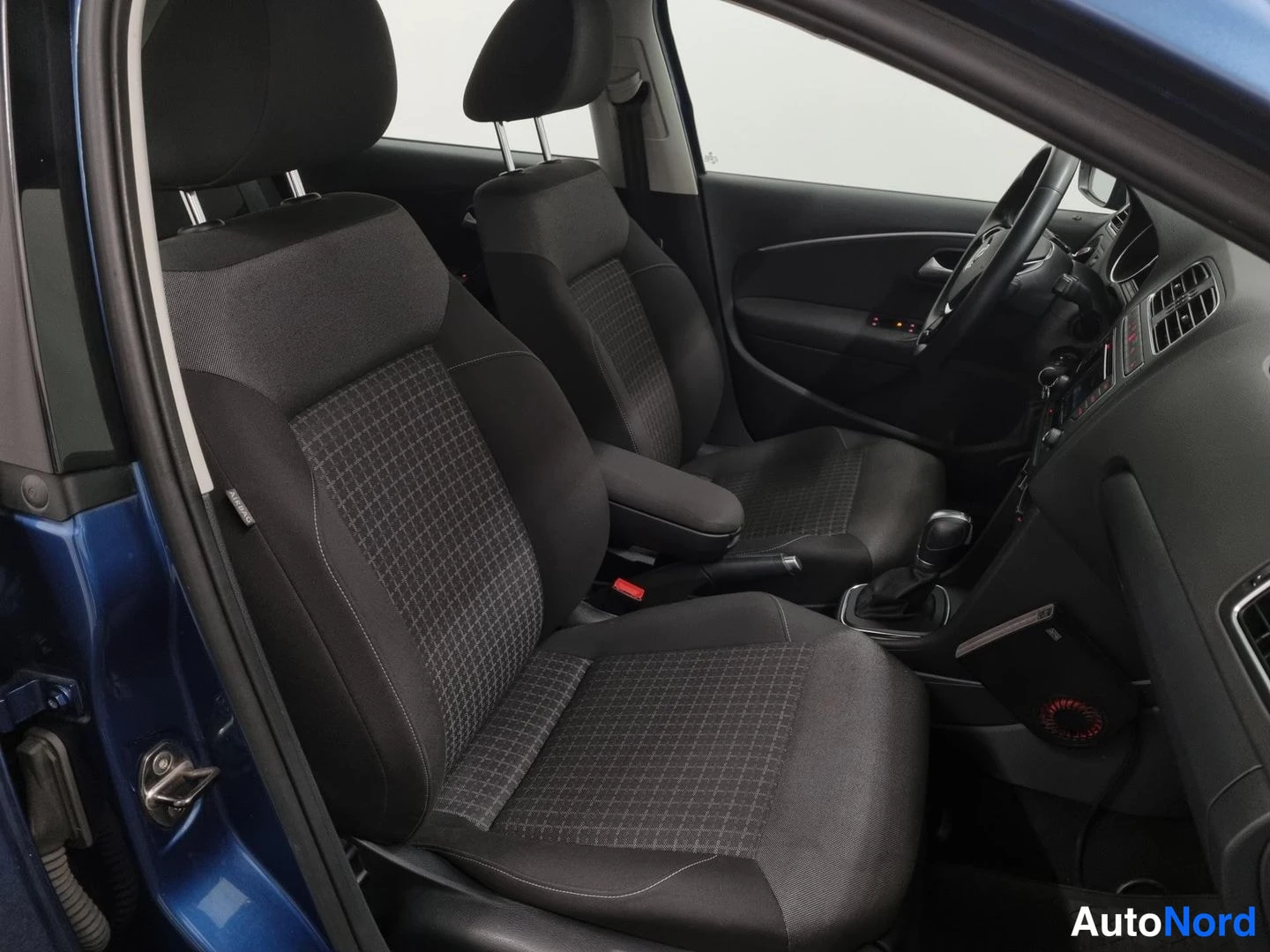 Sininen Volkswagen Polo 2015, etuistuimet, kuva 11