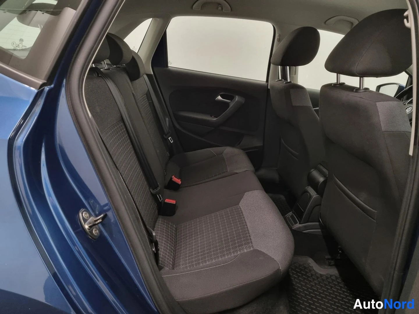 Sininen Volkswagen Polo 2015, takaistuimet, kuva 12