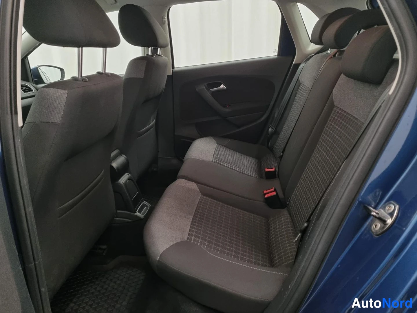 Sininen Volkswagen Polo 2015, takaistuimet, kuva 13