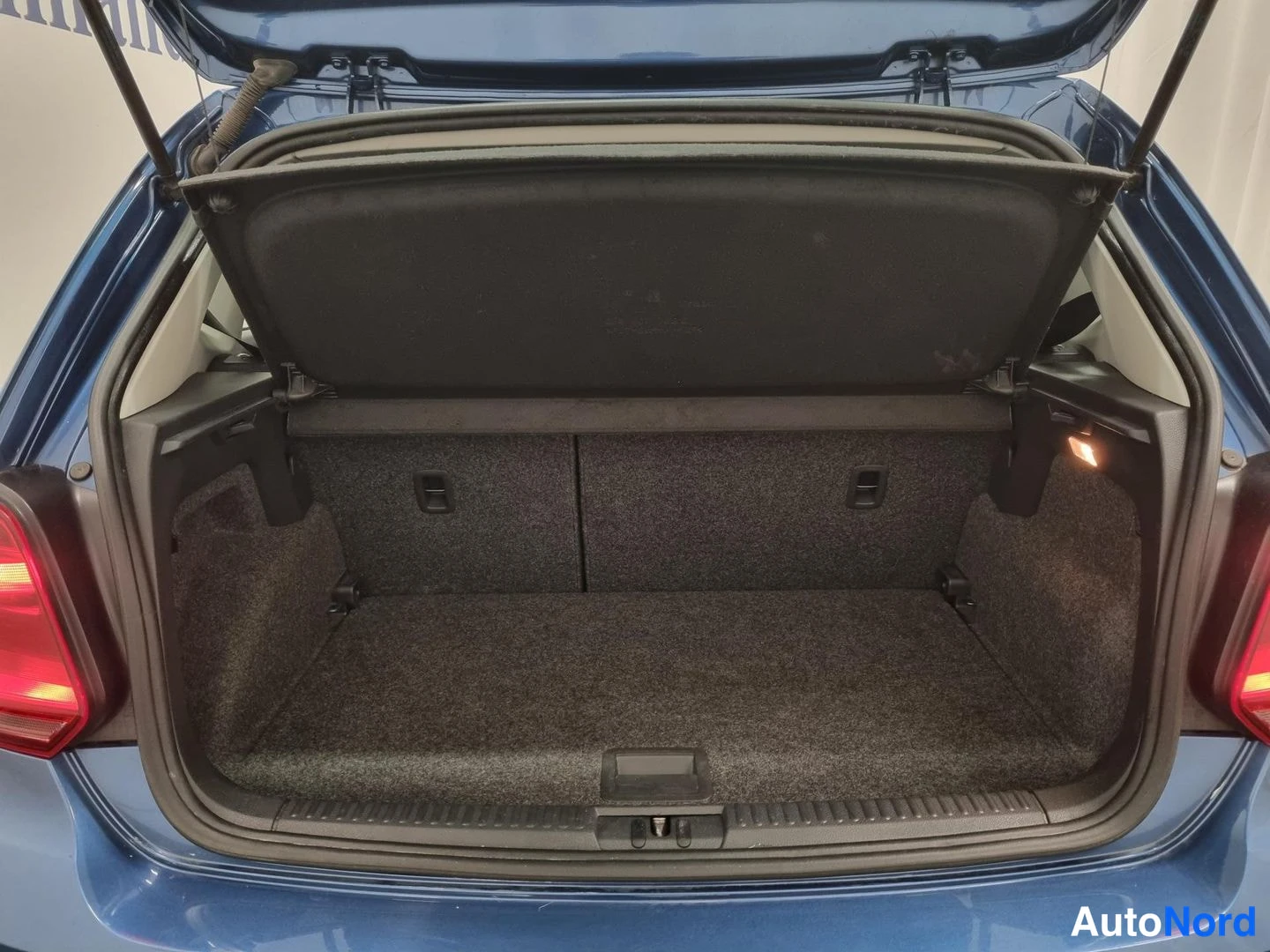 Sininen Volkswagen Polo 2015, tavaratila, kuva 14