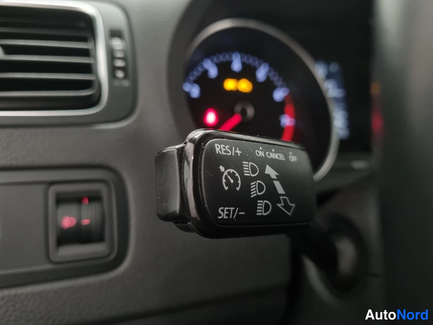 Sininen Volkswagen Polo 2015, yksityiskohta, kuva 16