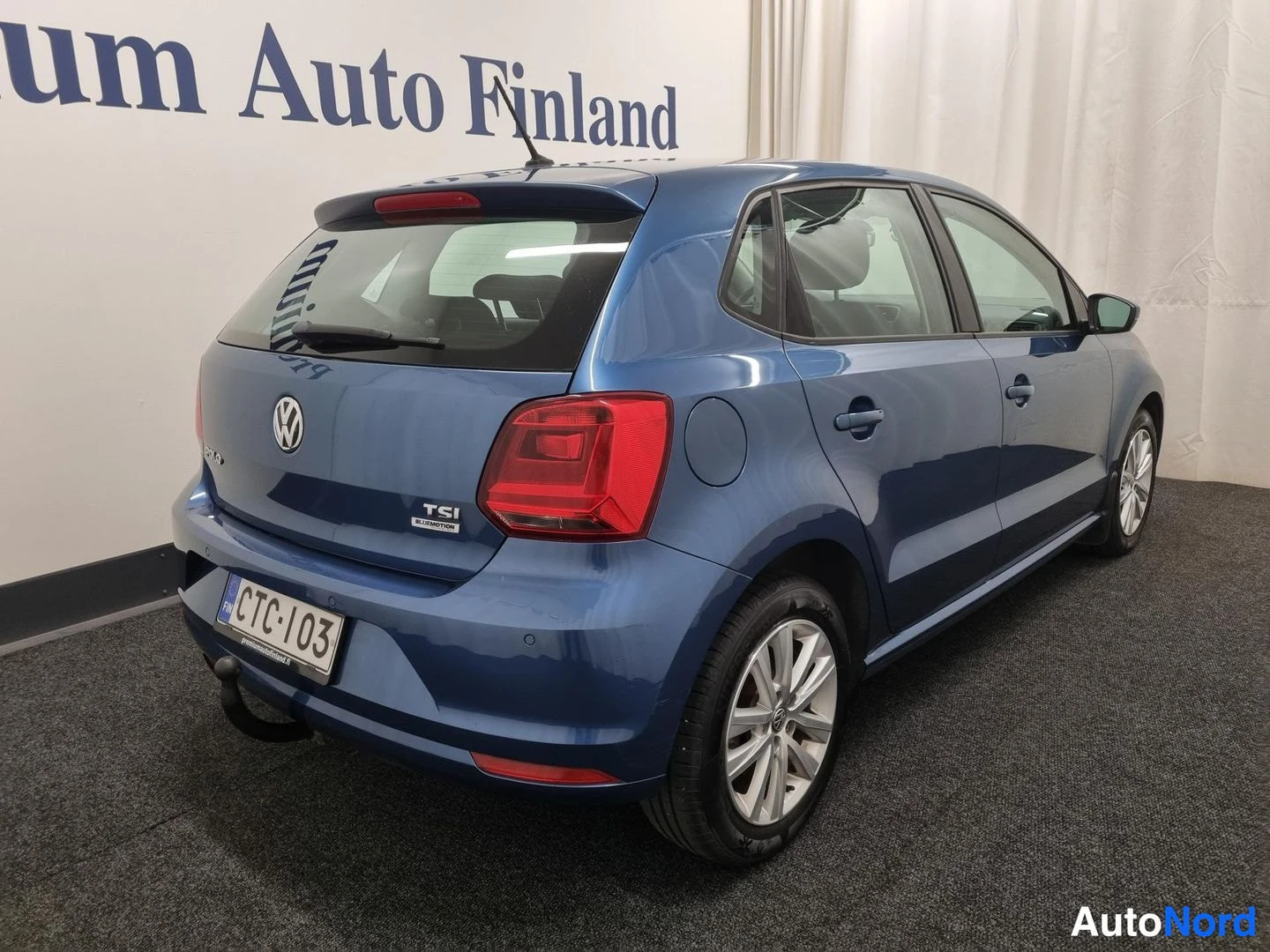 Sininen Volkswagen Polo 2015, takaviisto, kuva 4