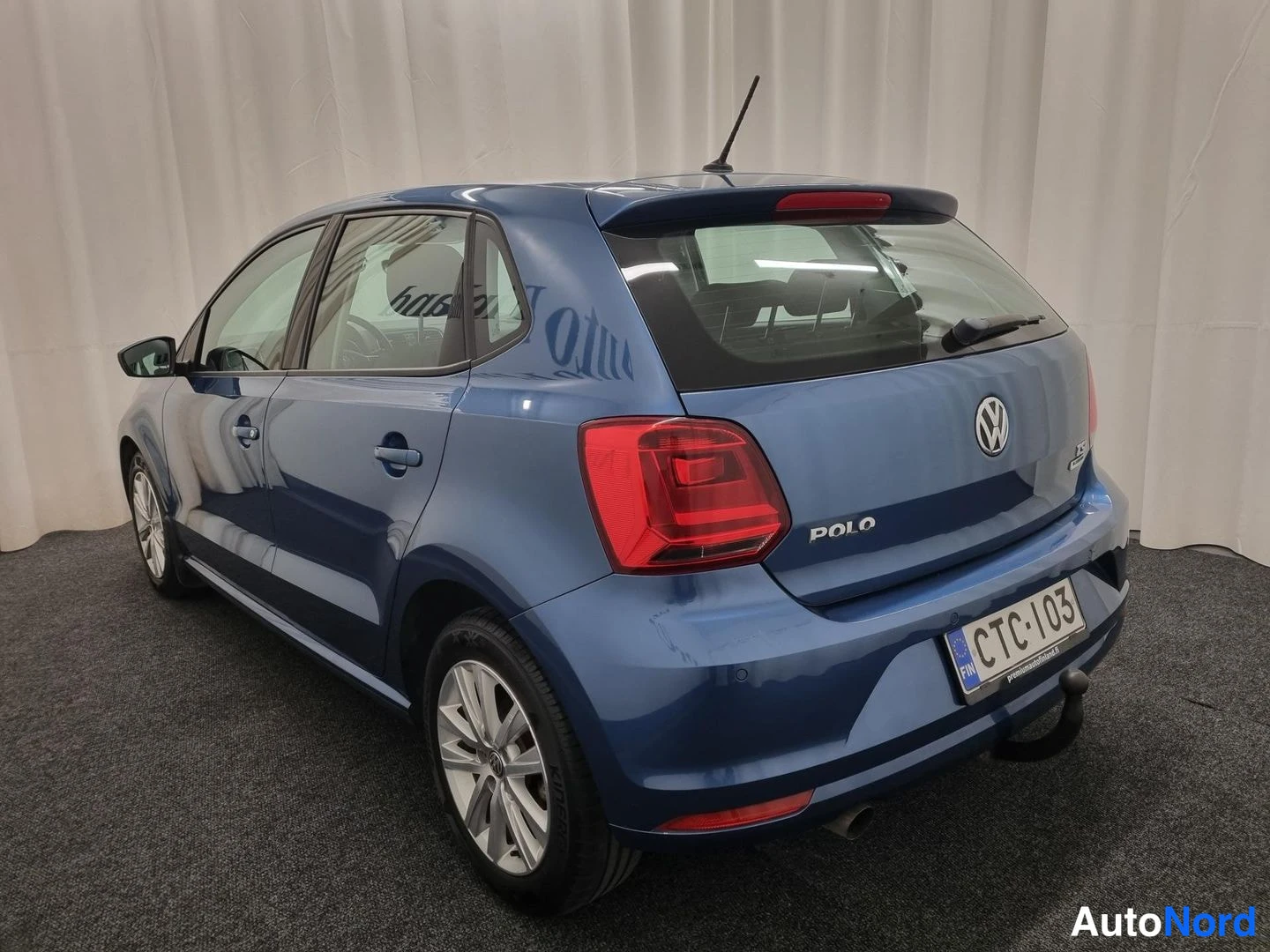Sininen Volkswagen Polo 2015, takaviisto, kuva 3