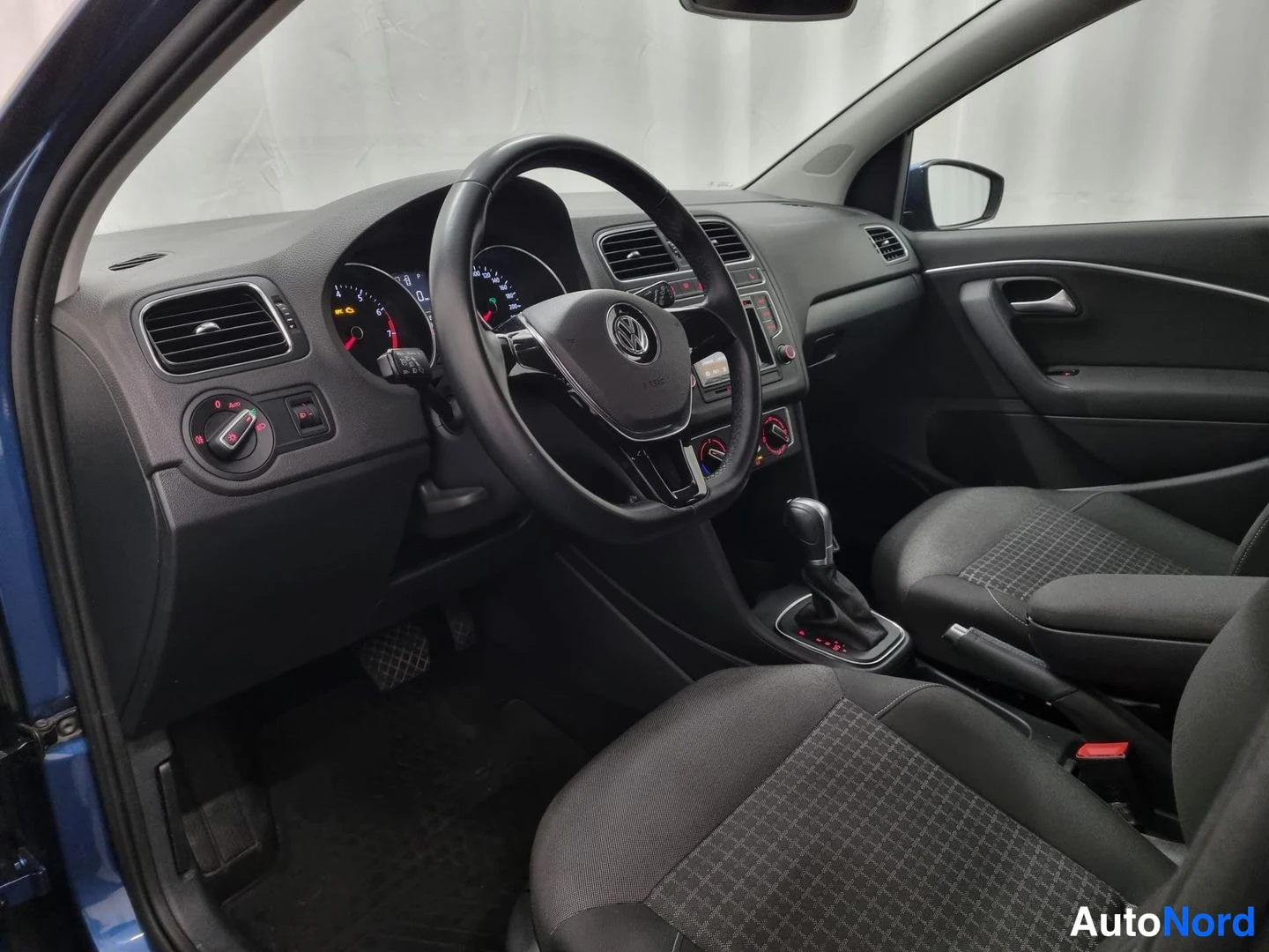 Sininen Volkswagen Polo 2015, ohjaamo, kuva 5