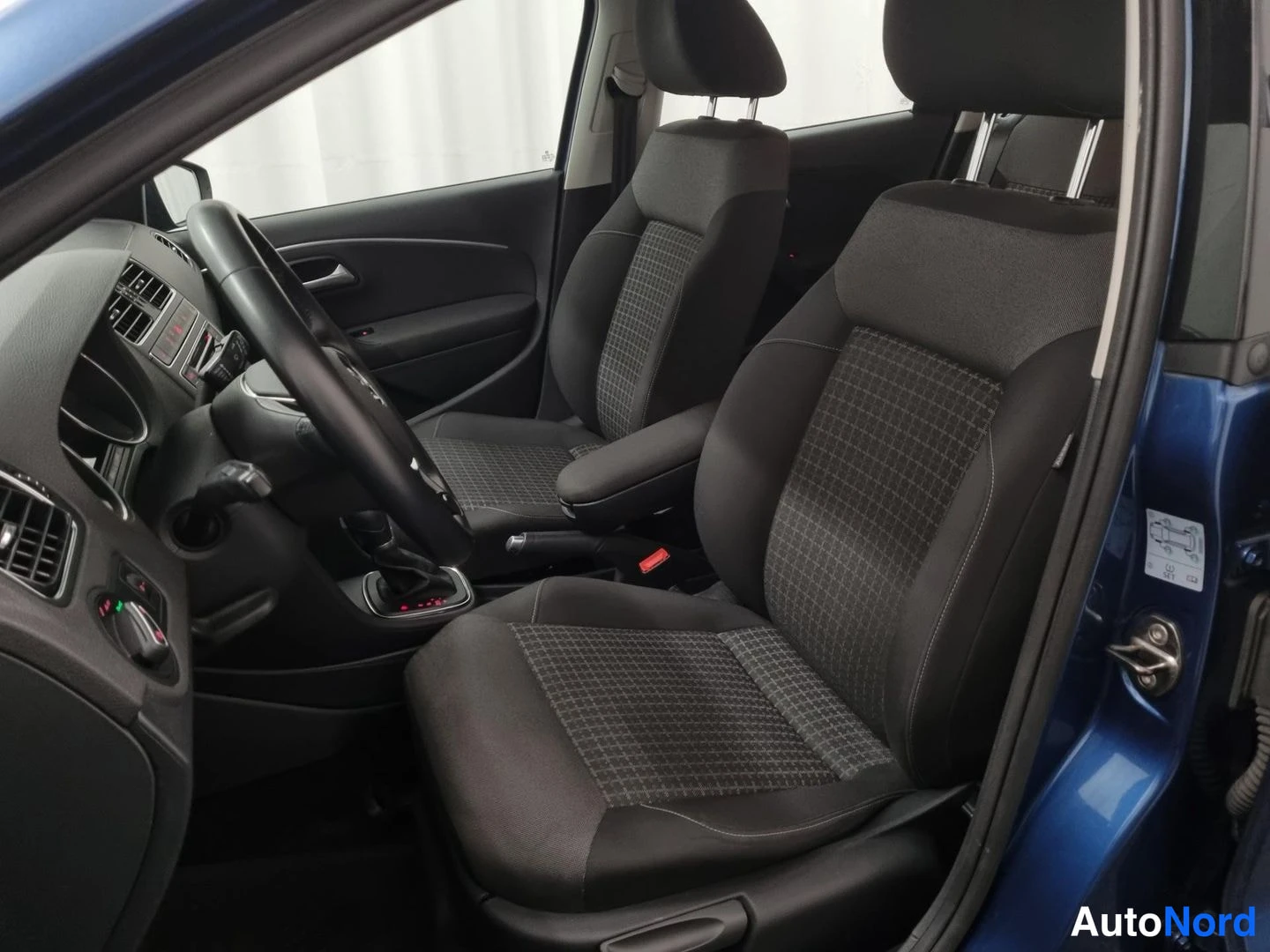 Sininen Volkswagen Polo 2015, etuistuimet, kuva 9