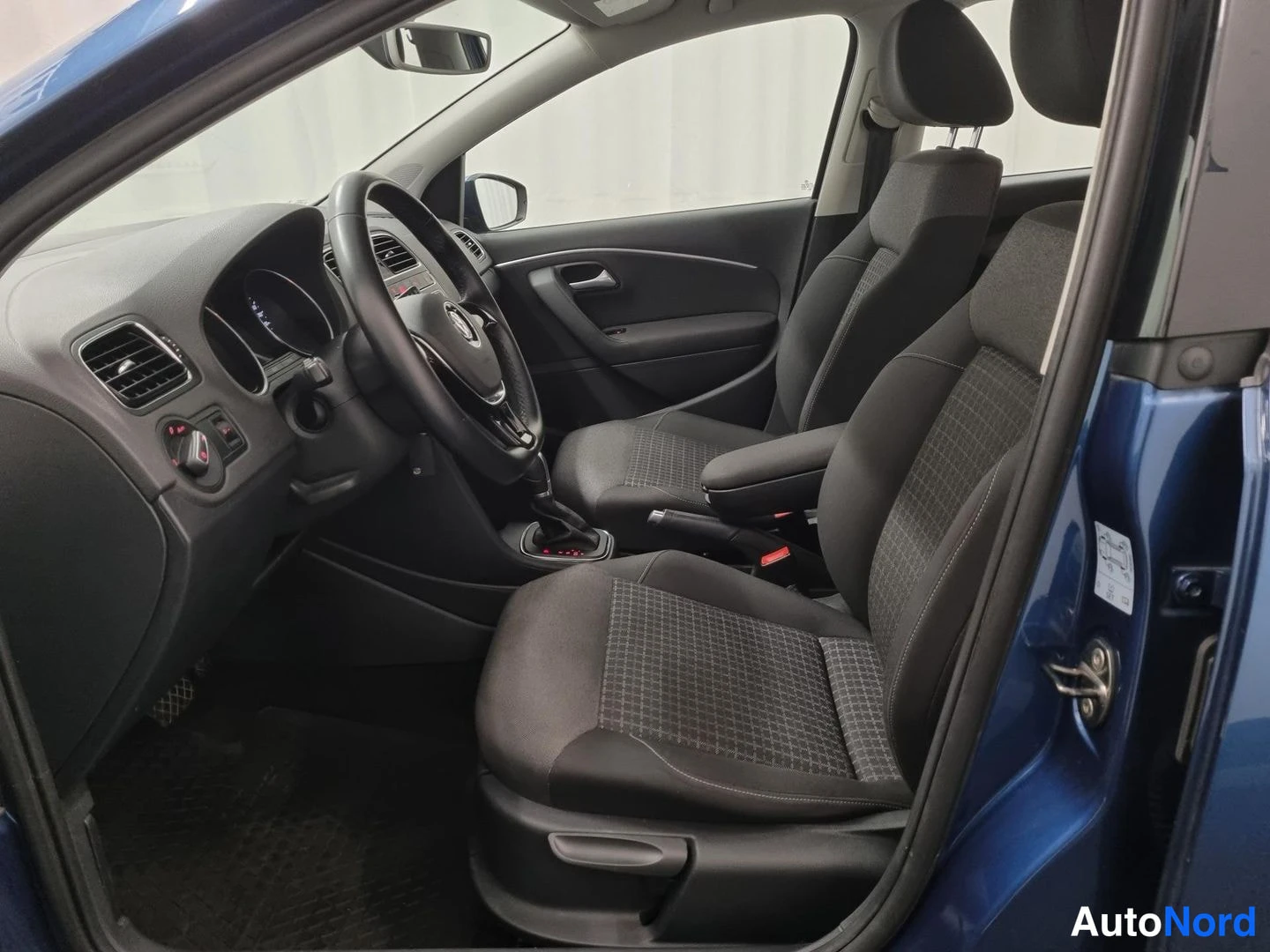 Sininen Volkswagen Polo 2015, ohjaamo, kuva 6