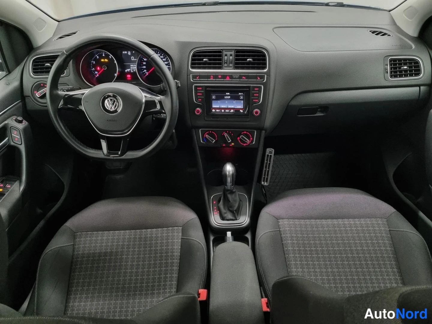 Sininen Volkswagen Polo 2015, ohjaamo, kuva 7