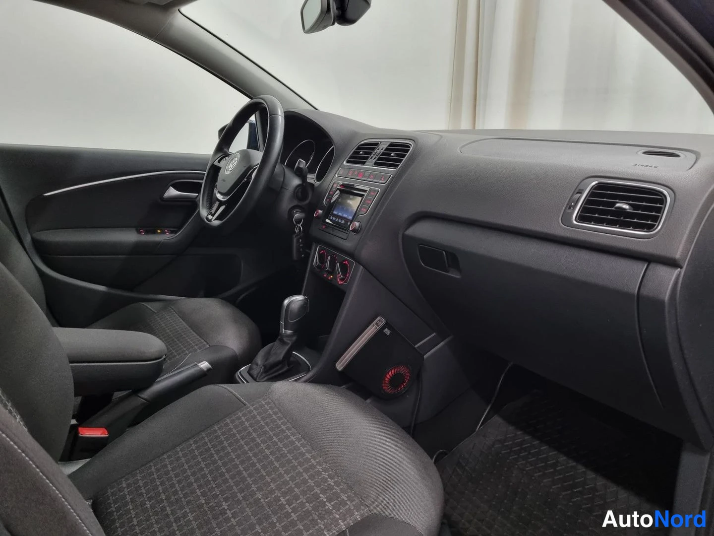 Sininen Volkswagen Polo 2015, ohjaamo, kuva 8