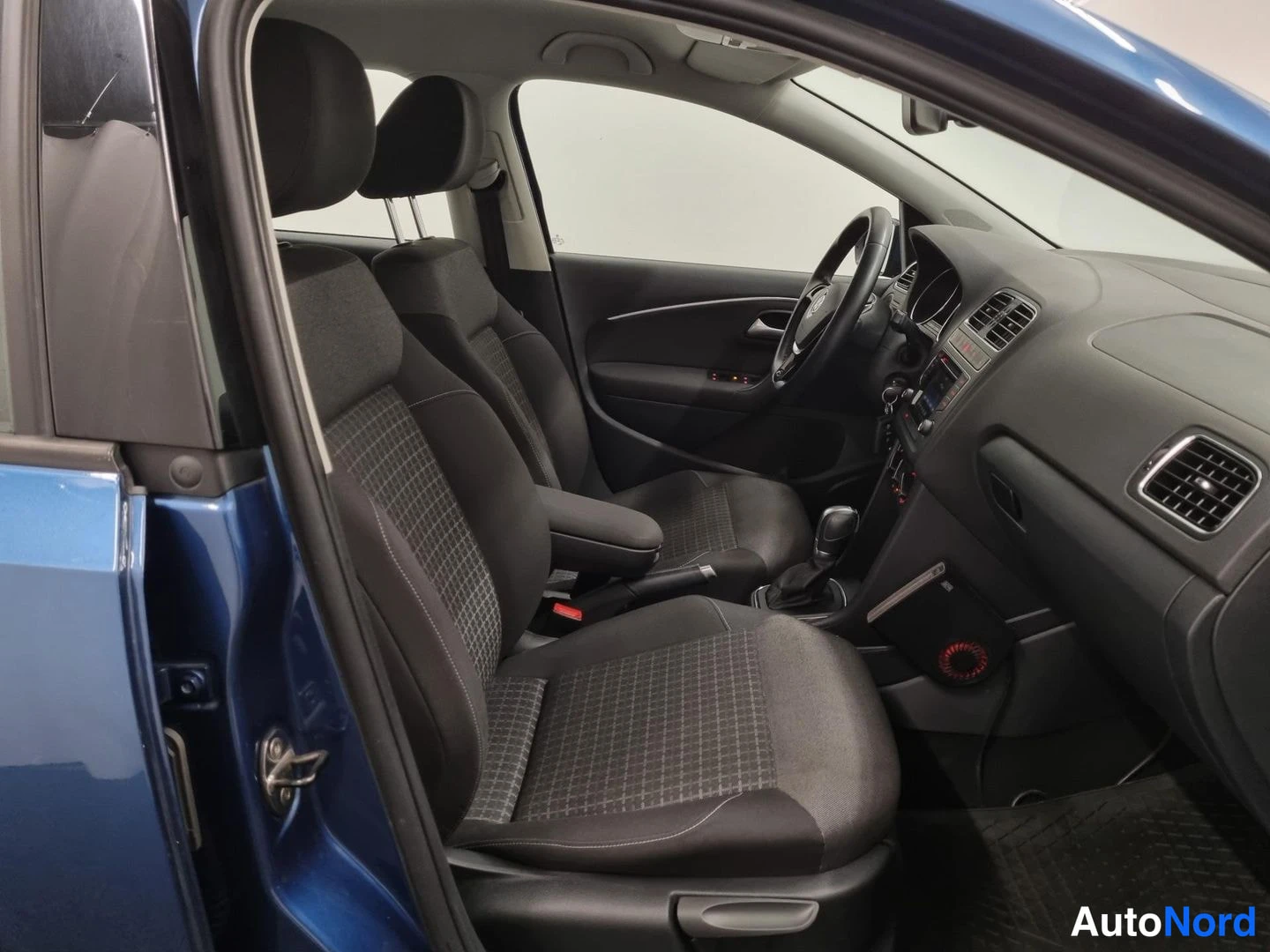 Sininen Volkswagen Polo 2015, etuistuimet, kuva 10