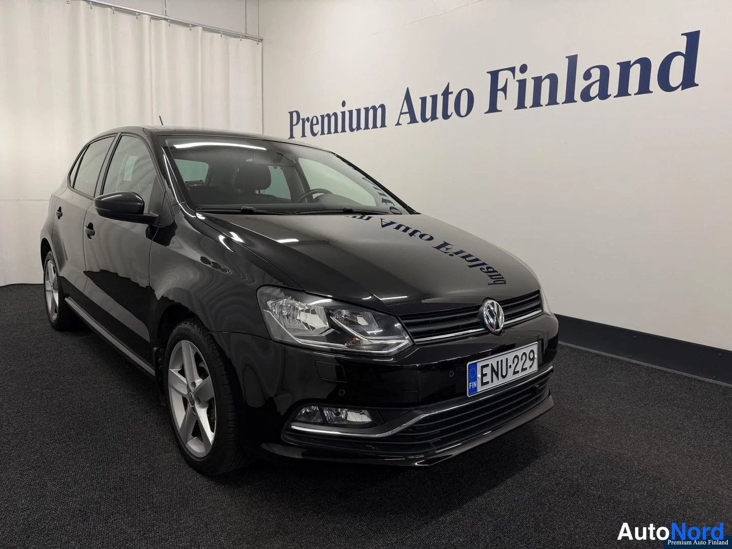 Musta Volkswagen Polo 2015, etuviisto, keula oikealle, kuva 2