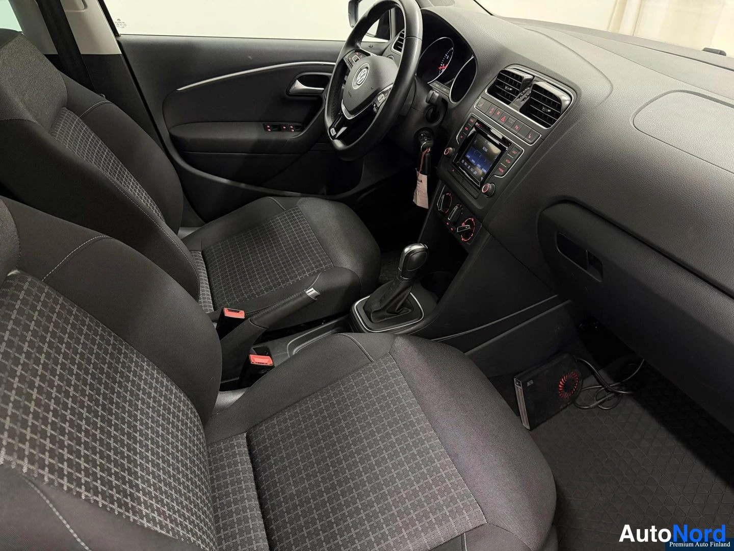 Musta Volkswagen Polo 2015, etuistuimet, kuva 9