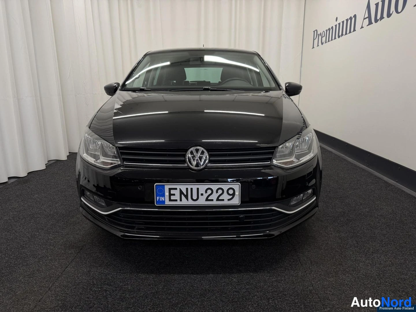 Musta Volkswagen Polo 2015, edestä, kuva 3