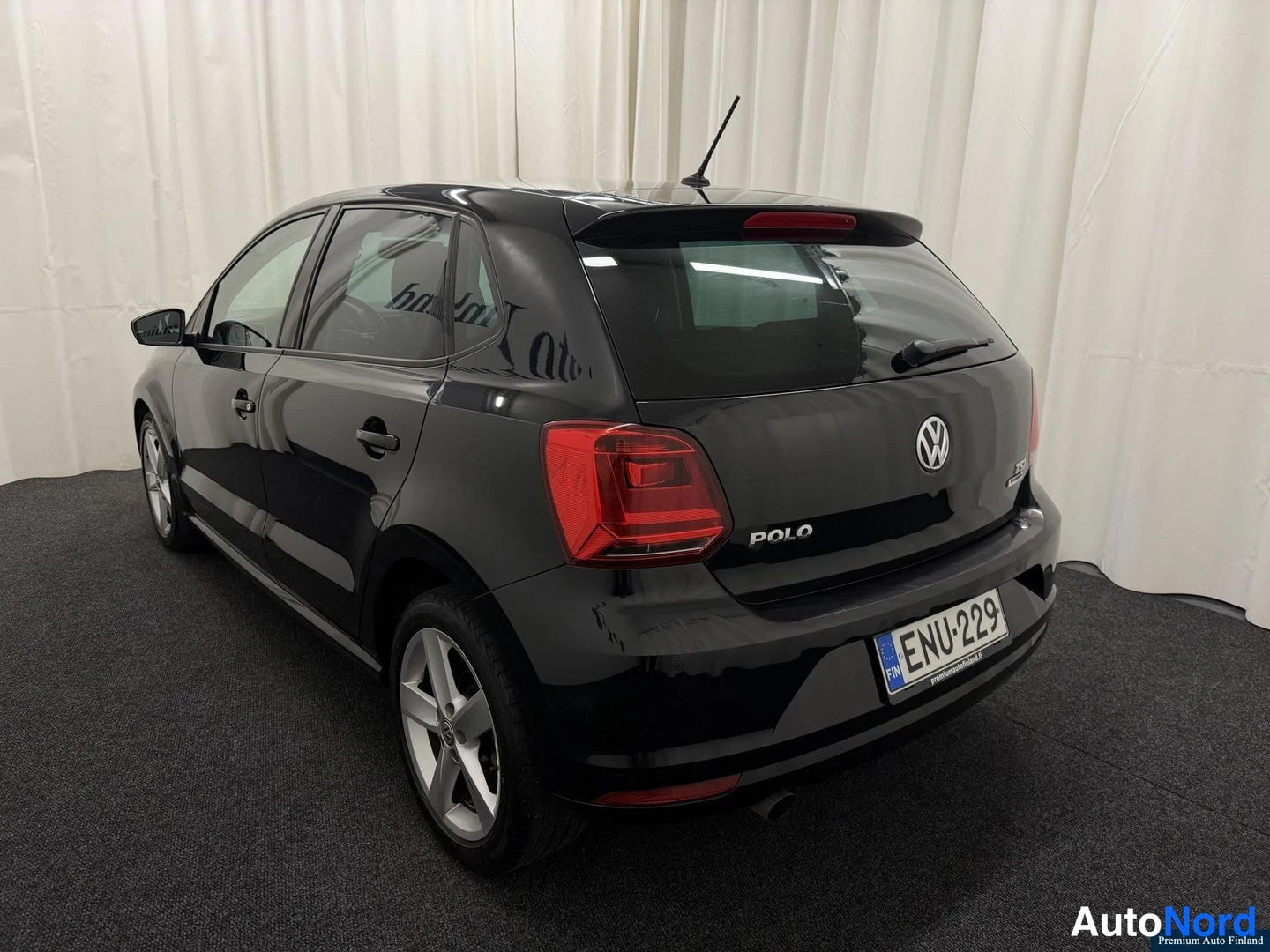 Musta Volkswagen Polo 2015, takaviisto, kuva 4