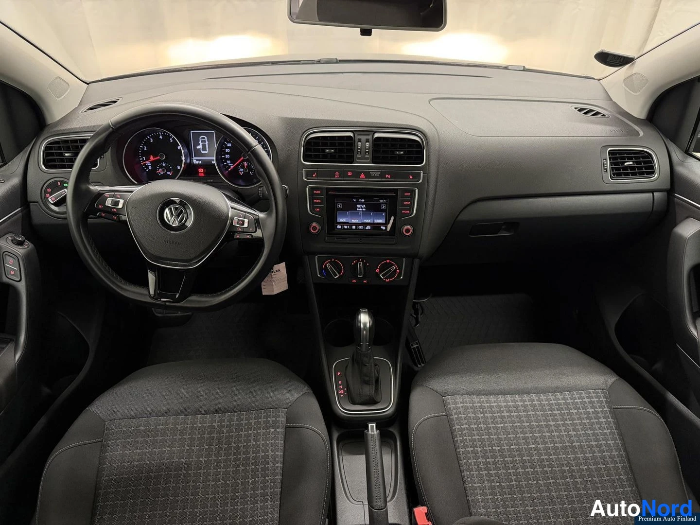 Musta Volkswagen Polo 2015, ohjaamo, kuva 6