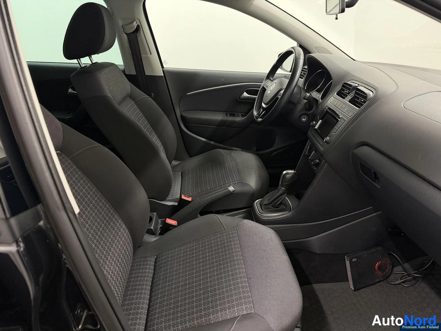 Musta Volkswagen Polo 2015, etuistuimet, kuva 8