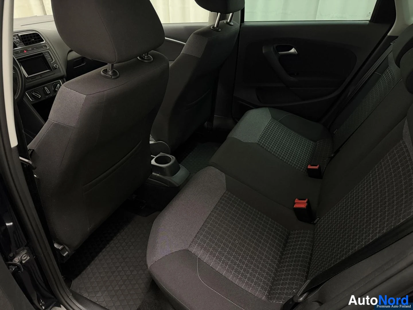 Musta Volkswagen Polo 2015, takaistuimet, kuva 10