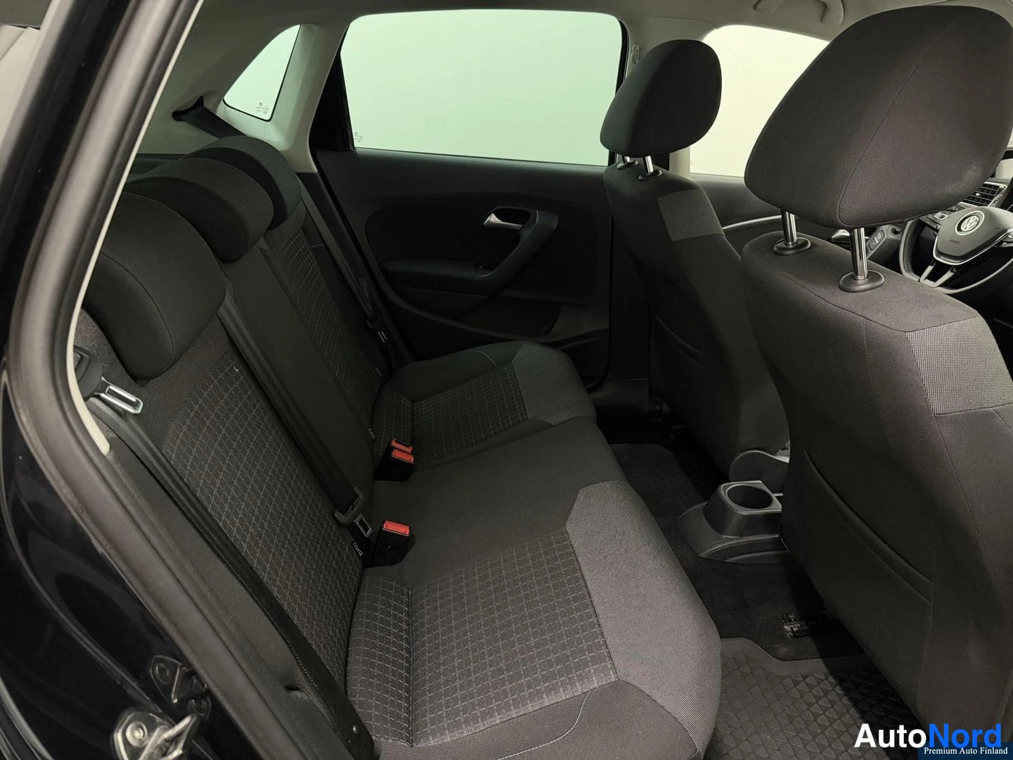 Musta Volkswagen Polo 2015, takaistuimet, kuva 11