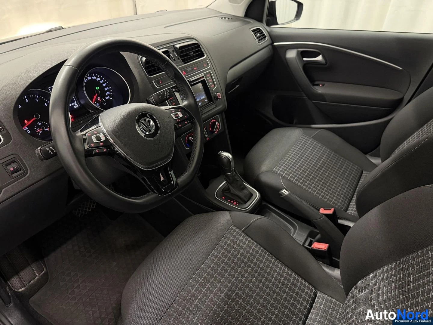 Musta Volkswagen Polo 2015, ohjaamo, kuva 7