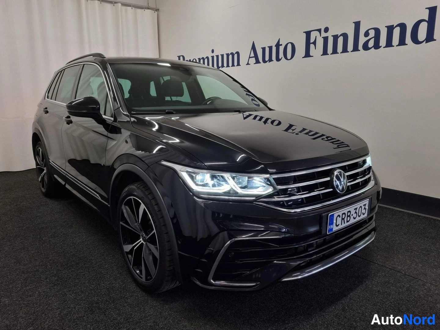 Musta Volkswagen Tiguan 2022, etuviisto, keula oikealle, kuva 2