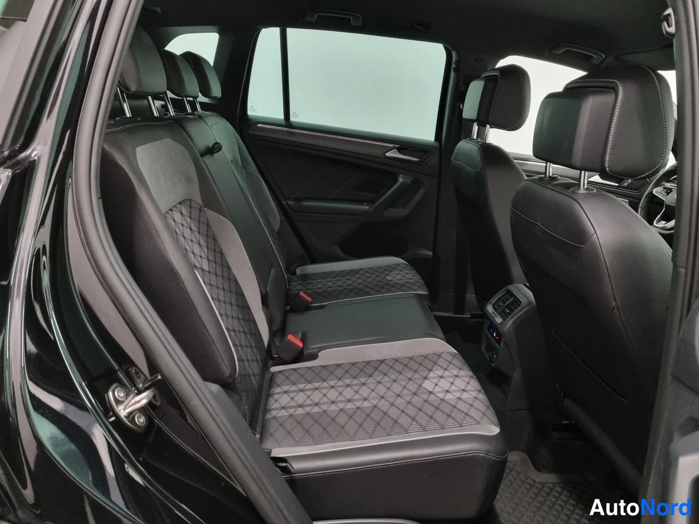 Musta Volkswagen Tiguan 2022, takaistuimet, kuva 14