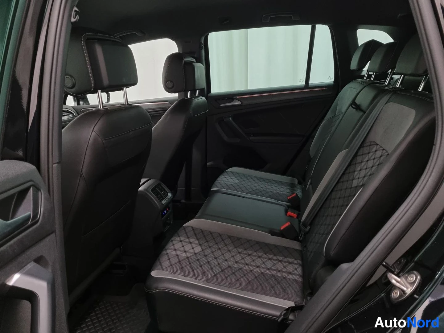 Musta Volkswagen Tiguan 2022, takaistuimet, kuva 15