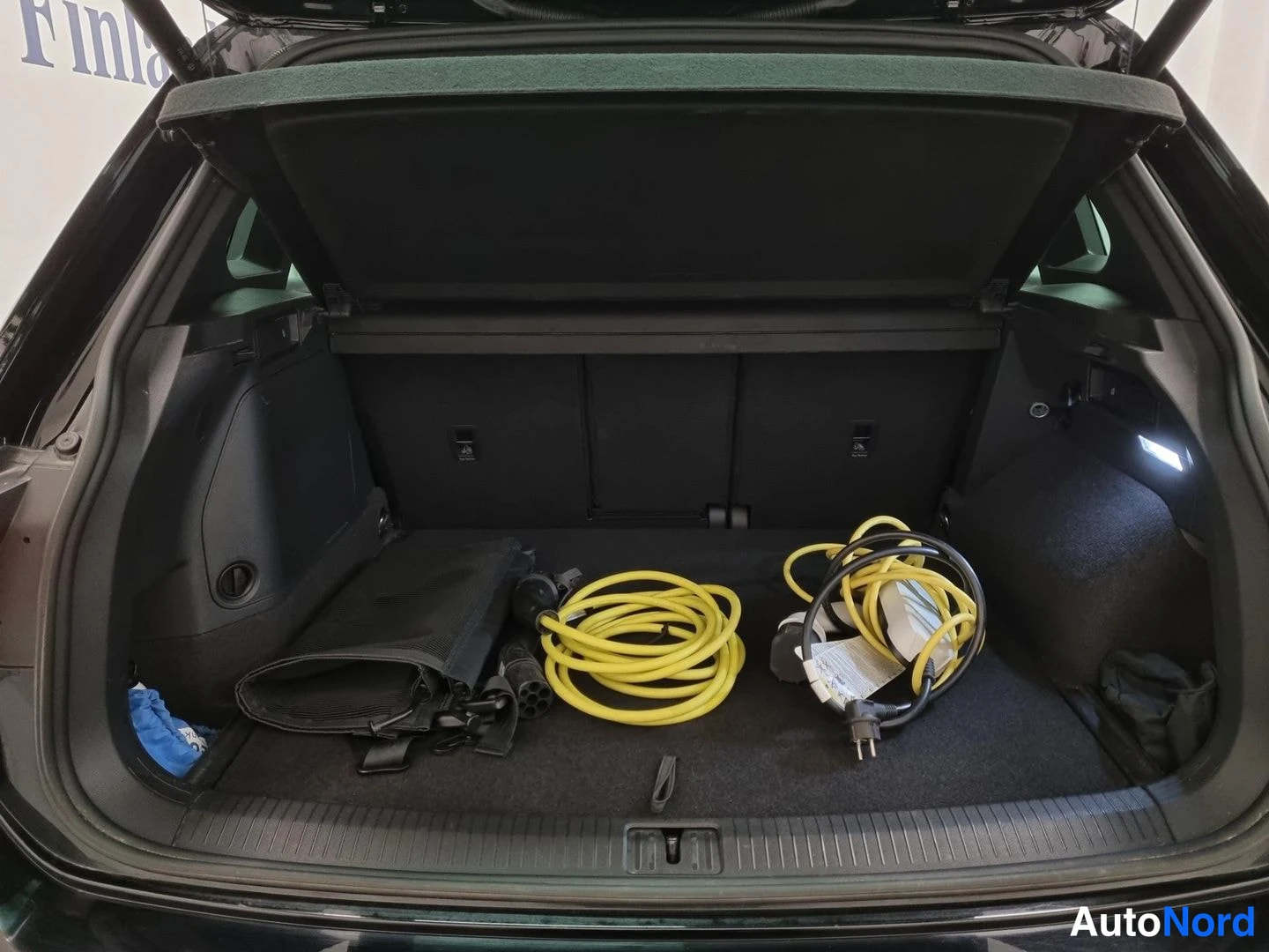 Musta Volkswagen Tiguan 2022, tavaratila, kuva 16