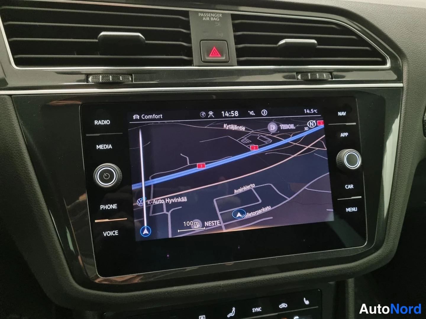 Musta Volkswagen Tiguan 2022, ohjaamo, kuva 8
